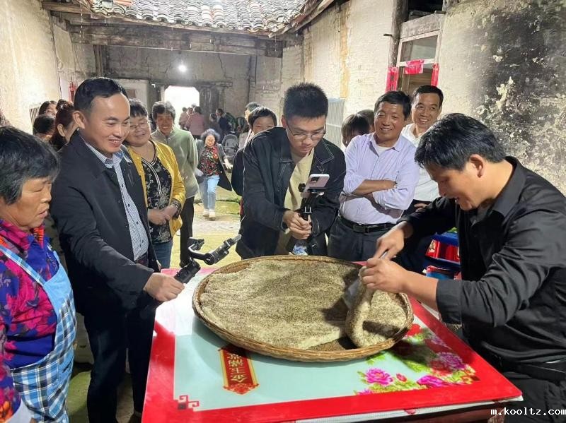 晓天镇：打糍粑   传乡情